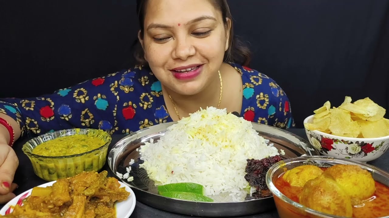 Eating Rice With Simple Duck Egg Curry,।।Sutki Chorchori,And Dal With Chips।।