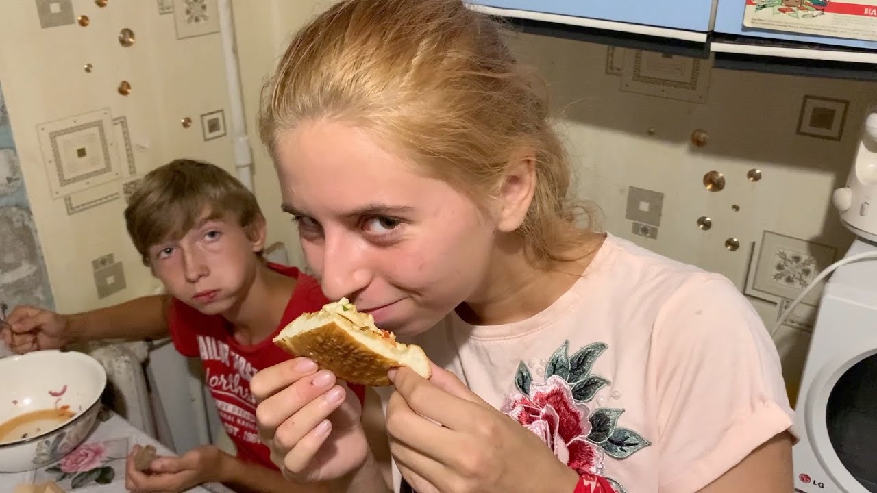 ОБЗОР НА МАМИНУ ПИЦЦУ 🍕 Костя НАДЕЛАЛ делов.. Маме разгребай