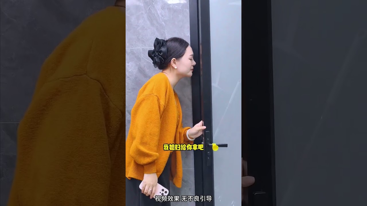 Mother came to the door#Short play#Plot