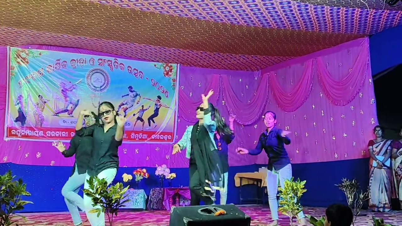 Funny Dance #yaadsatayeteri #gulabisarara #funnydance #dance #annual_function #rnhs