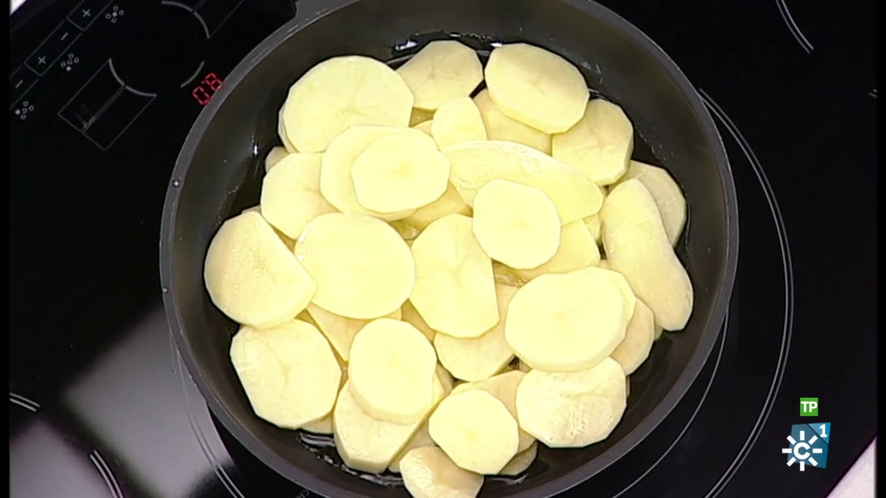 Cómetelo | Migas de patatas con engañifa y huevo