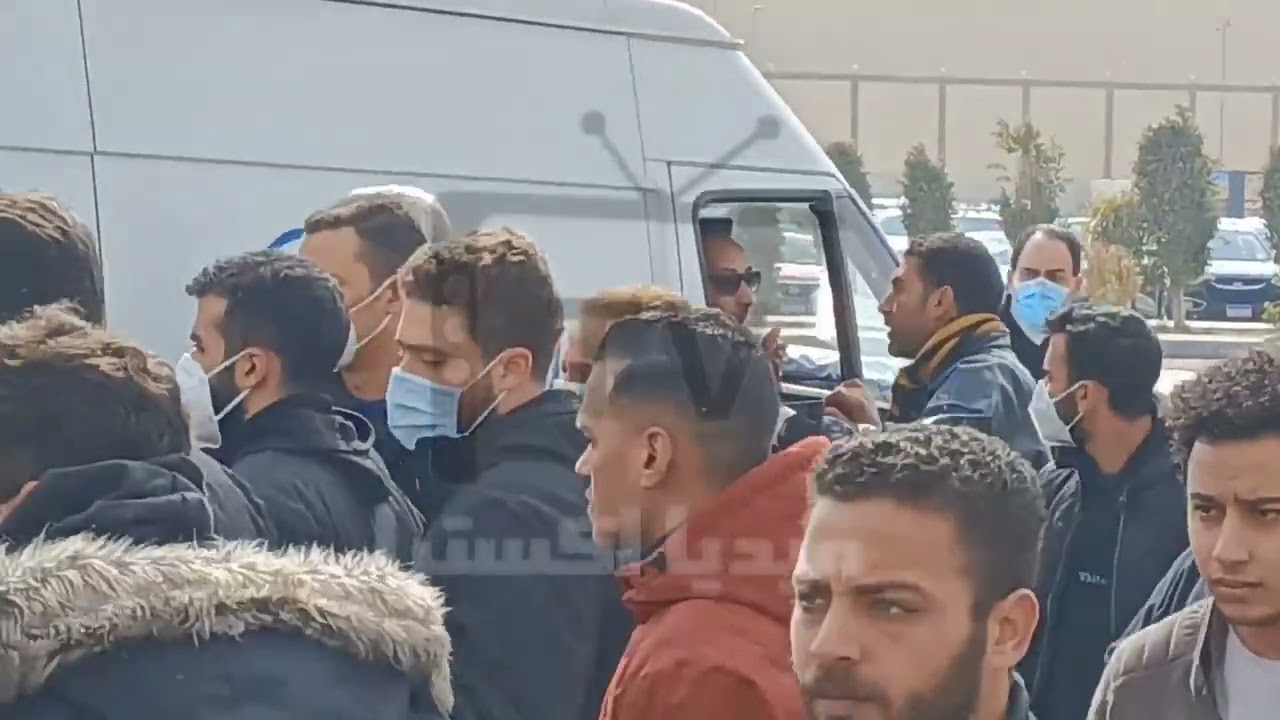 مشادات كلامية لحظة وصول جنازة ياسر رزق وانهيار ابنته