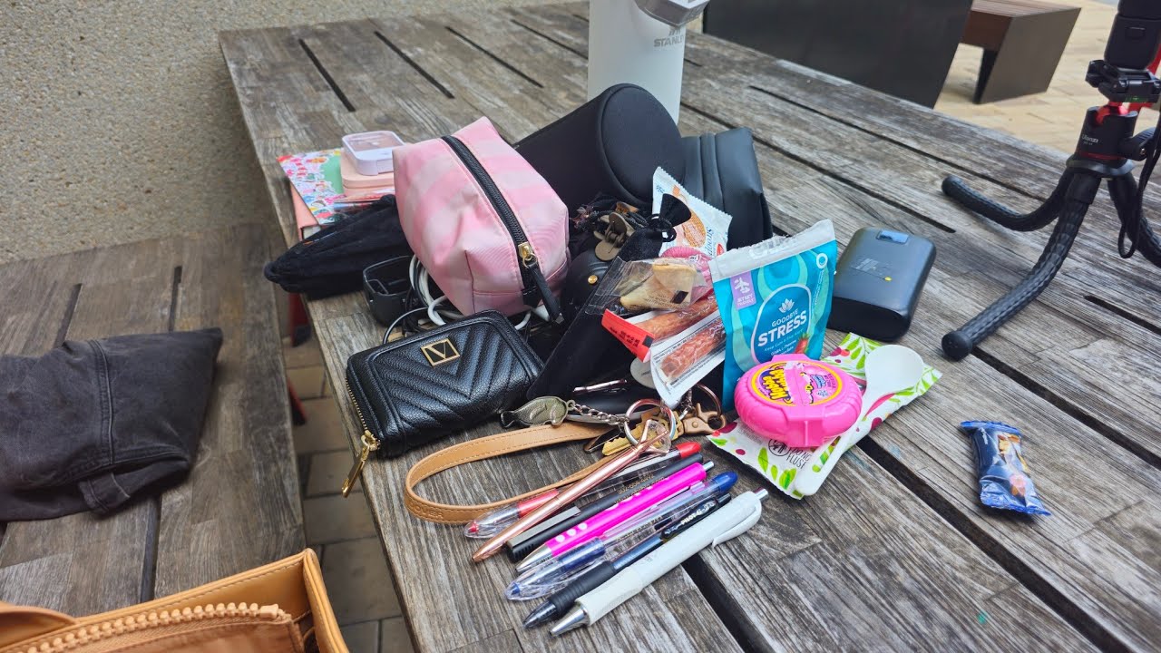 что в моей сумке 👜 не инстаграмное наполнение, а жизненное ☝🏻😉