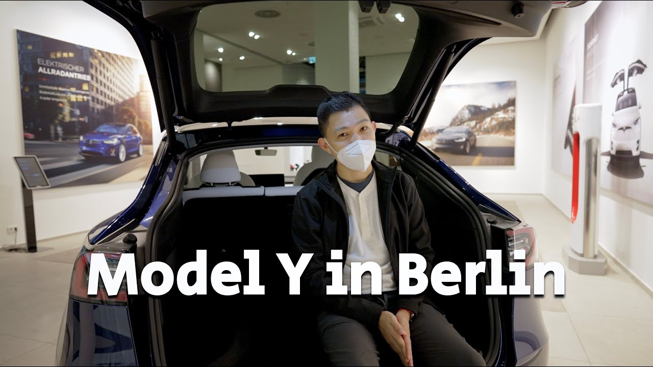 Hello BERLIN! (Tour of Tesla Model Y in Tesla Store Berlin)