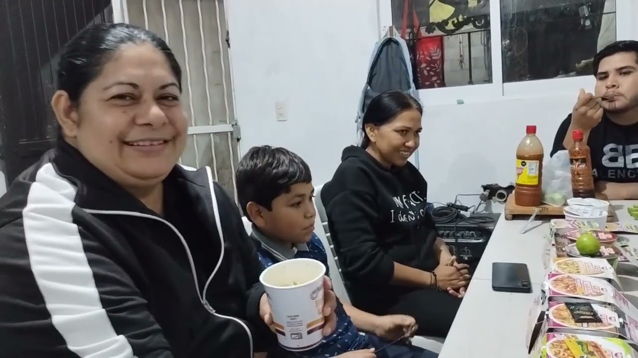 Probando varías Maruchan yo y la Plebada.