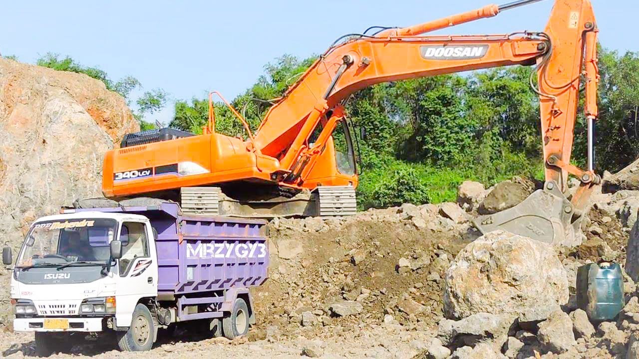 Big Digger Large Excavator Doosan Loading Small Dump Truck
