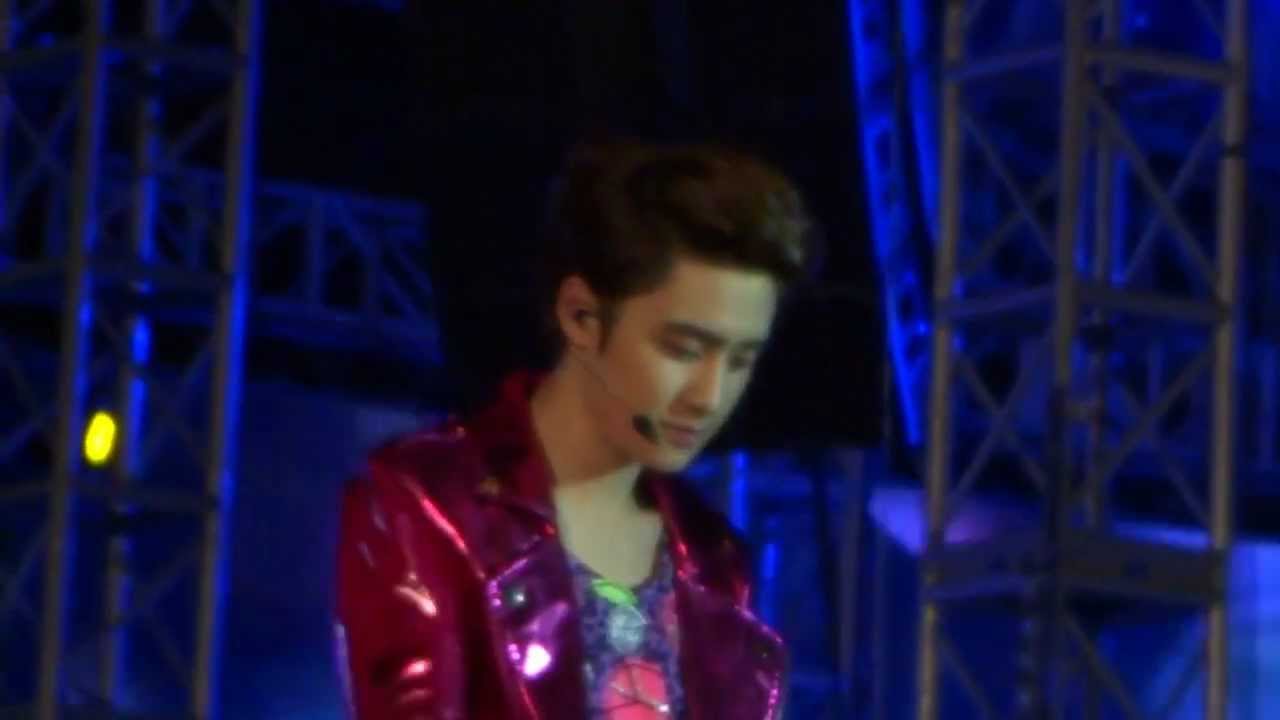 130119 Exo - Open Arms @ DKFC Philippines MOA open grounds