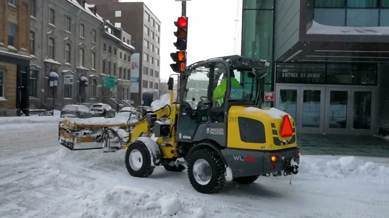 Snow plowing in Montreal during this winter 2022 - [4K]