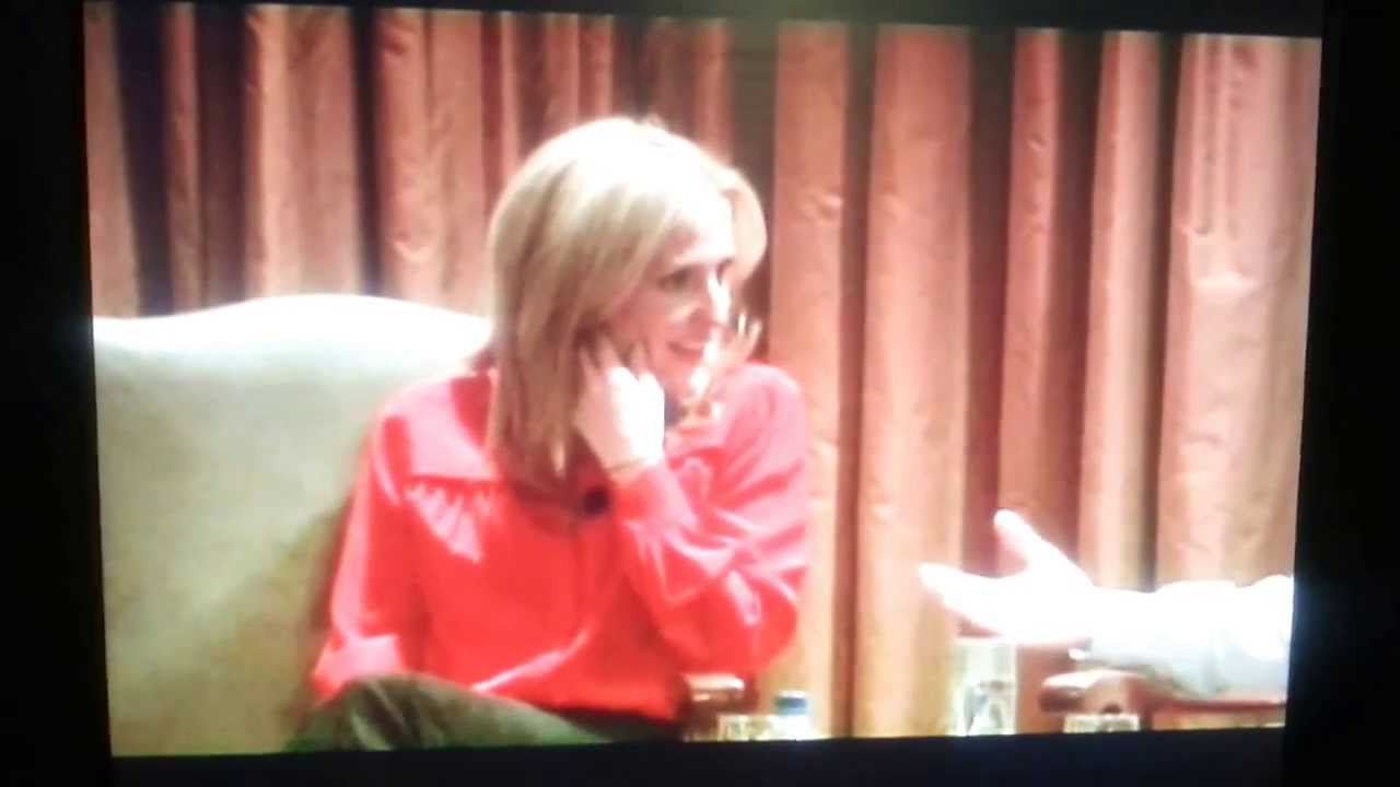 The X files - Gillian Anderson talk about Kiss scene in Hallway