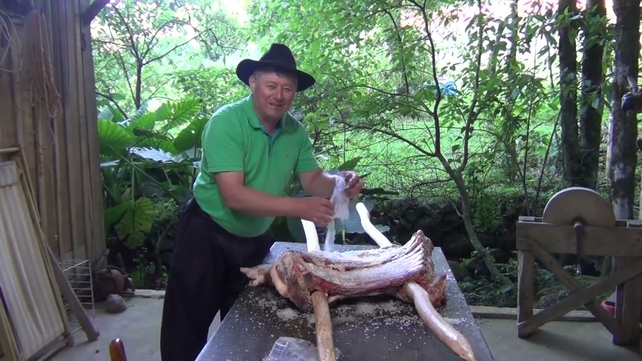 Valmor Marasca Fazendo Costelão
