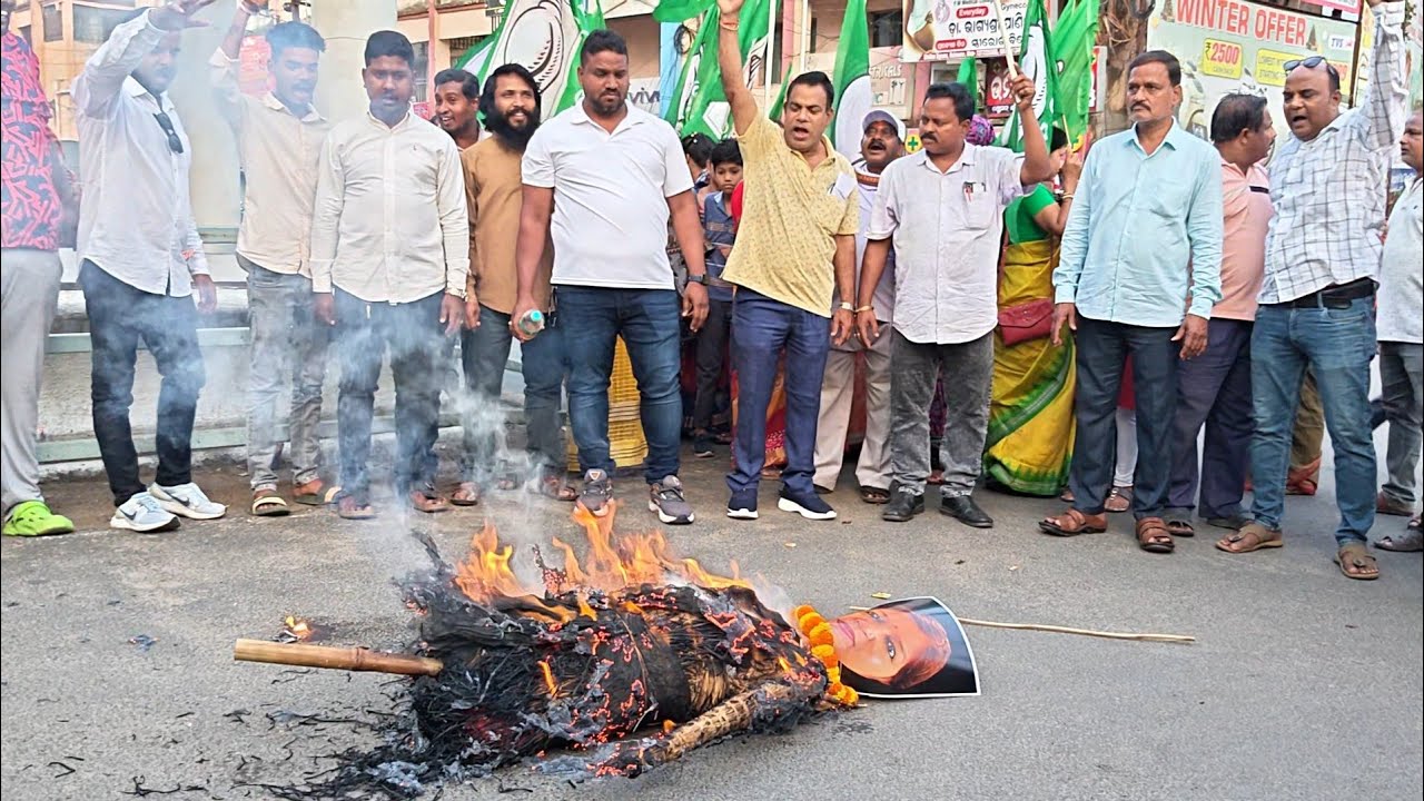 ଦଳ ବିରୋଧୀ କାର୍ଯ୍ୟ ପାଇଁ ବସ୍ତା ବିଧାୟିକା ସୁବାସିନୀ ଜେନାଙ୍କ କୁଶପୁତ୍ତଳିକା ଦାହ କଲା ବାଲେଶ୍ବର ବିଜେଡି