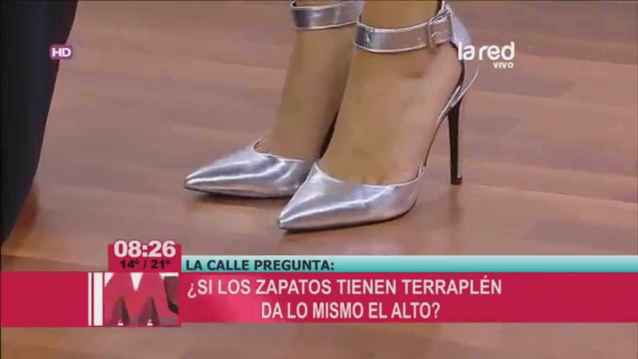 Antonella Ríos - se saca un zapato y muestra su pie.
