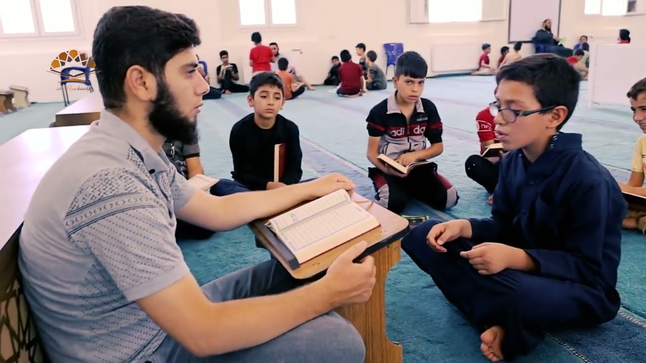 جانب من حلقات تحفيظ القرآن الكريم في أحد معاهدنا
