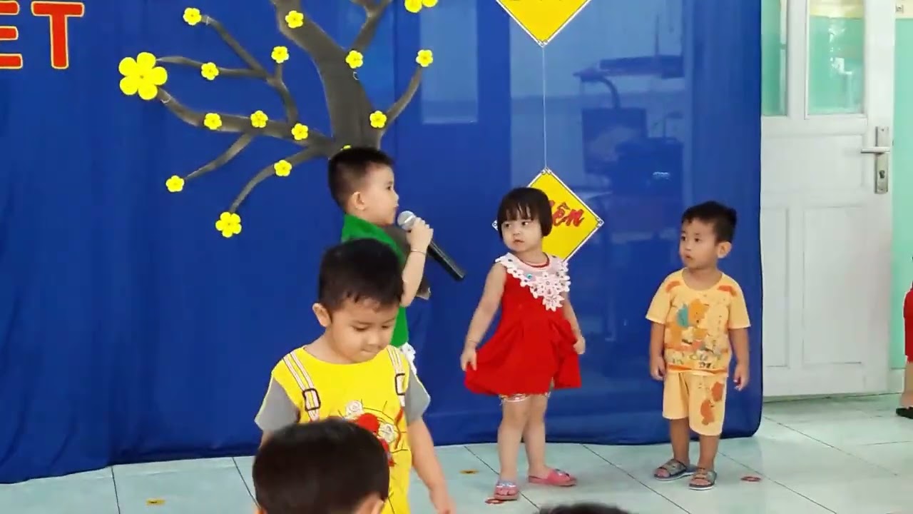 Hai con thằn lằn con – Two Little Geckos – Children Joyfully Celebrate Lunar New Year