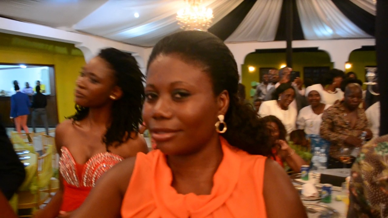 Alidjuma.... actuando num casamento