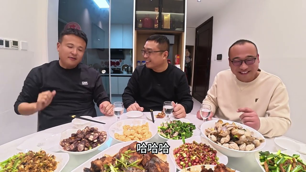 喷香哥和卢总两家来做客，鸡鱼肉蛋一桌菜边吃边聊真热闹，木问题