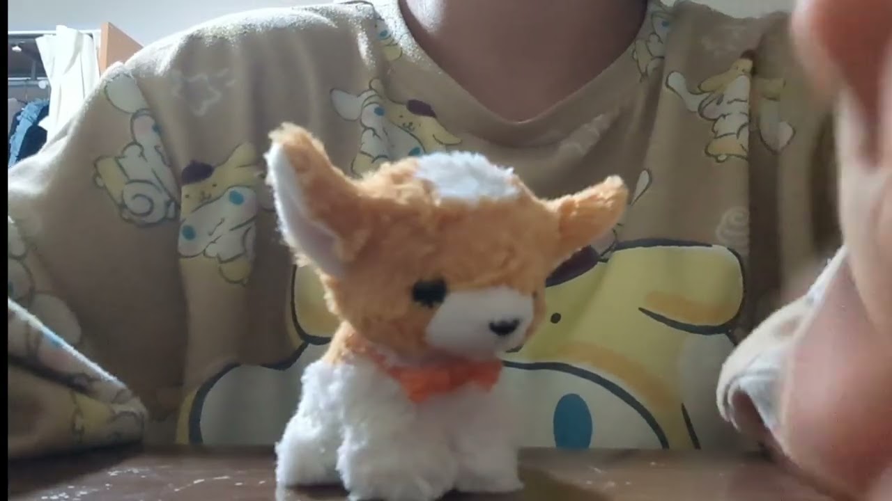 机をひっかいたりタッピングしたりたりたり