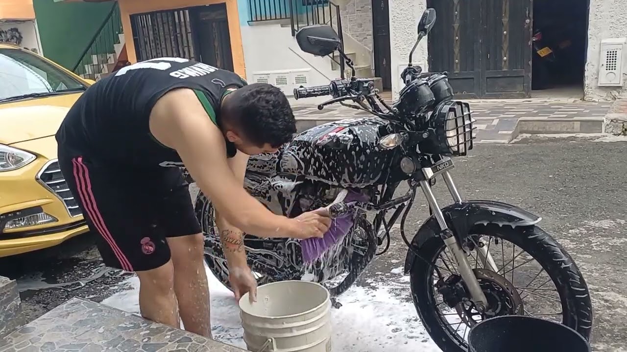 Mi papá lavando la 🏍 🛵 🏍 🛵 😀😃😄😁😆😅🤣😂