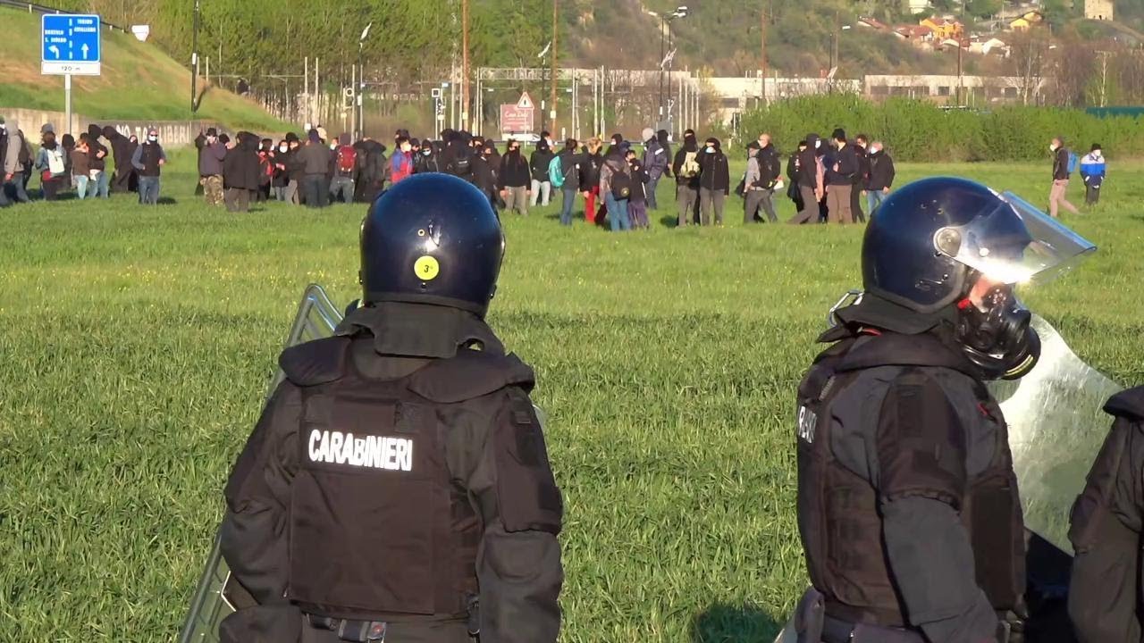 Val di Susa, corteo No Tav tensione polizia-manifestanti
