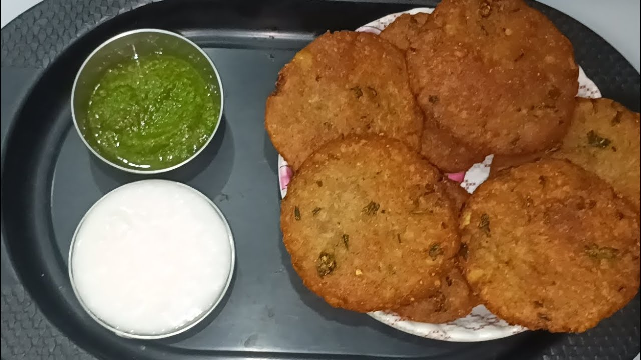 Ekadashi vrat ke liye 2 min mein aalu se banne wala nasta.😋🥰how to make aalu sinhara kachori.🙏☺️