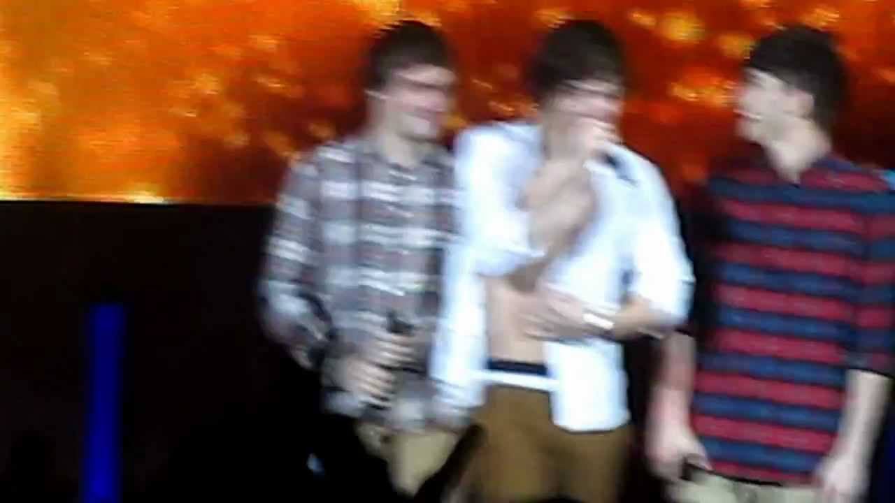 One Direction- What Makes You Beautiful (Chicago June 2).. Harry loses his shirt