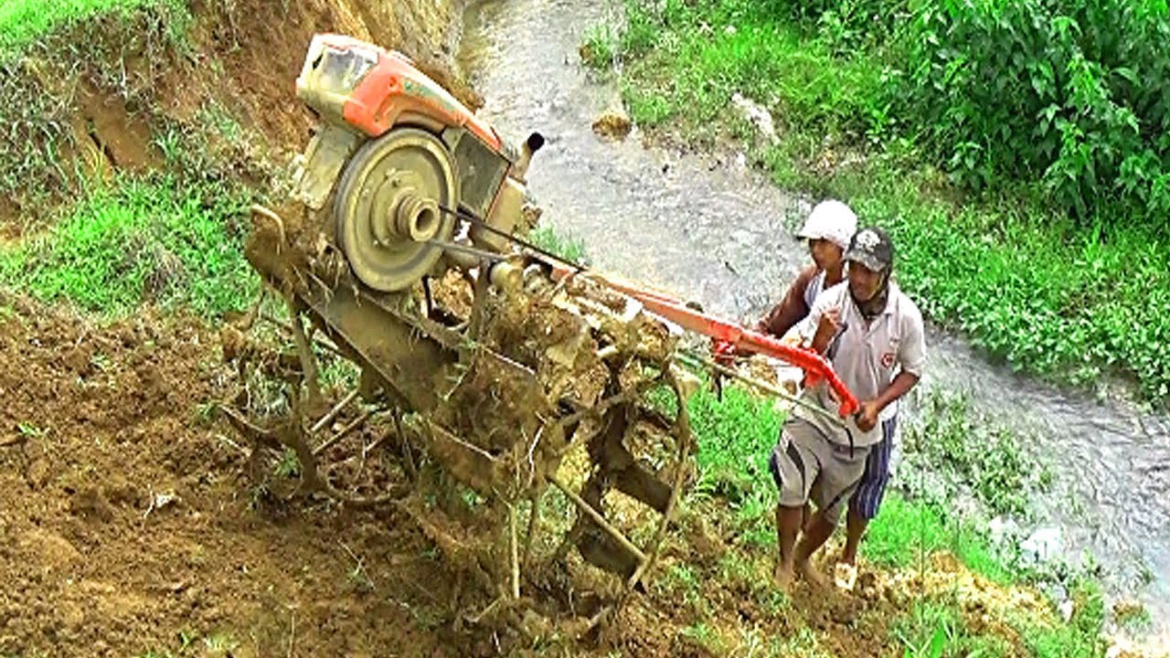 NEKAT...!! Sopir Traktor Sawah Menuruni Tebing Terjal (Woow.... crazy tractor...!!)