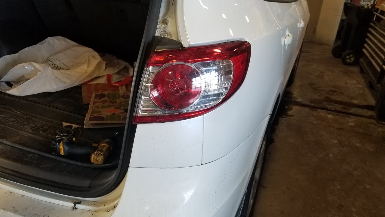 Как заменить лампочки стоп-сигнала в задних фонарях Hyundai Santa Fe 2011 года