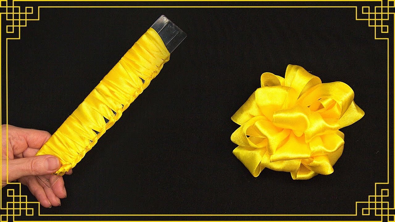 Un'ottima idea con solo un righello: puoi facilmente creare fiori fatti di nastro!