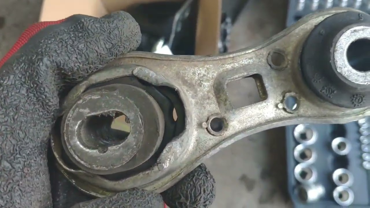 Рено Меган 2 1.9 F9Qзамена правой подушки двигателя Renault Megan 2 replacing the right engine mount