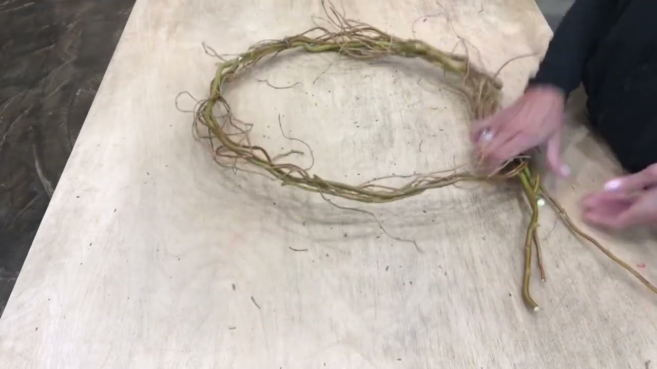 How to make a Fall Wreath with Curly Willow @DesignbyElisa