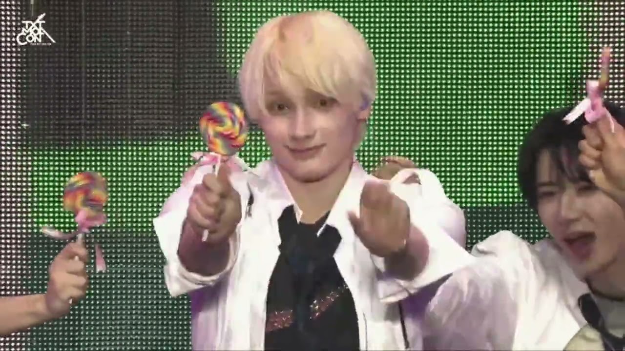TXT KISSING YOU SNSD DANCE COVER MOA CON DAY 2