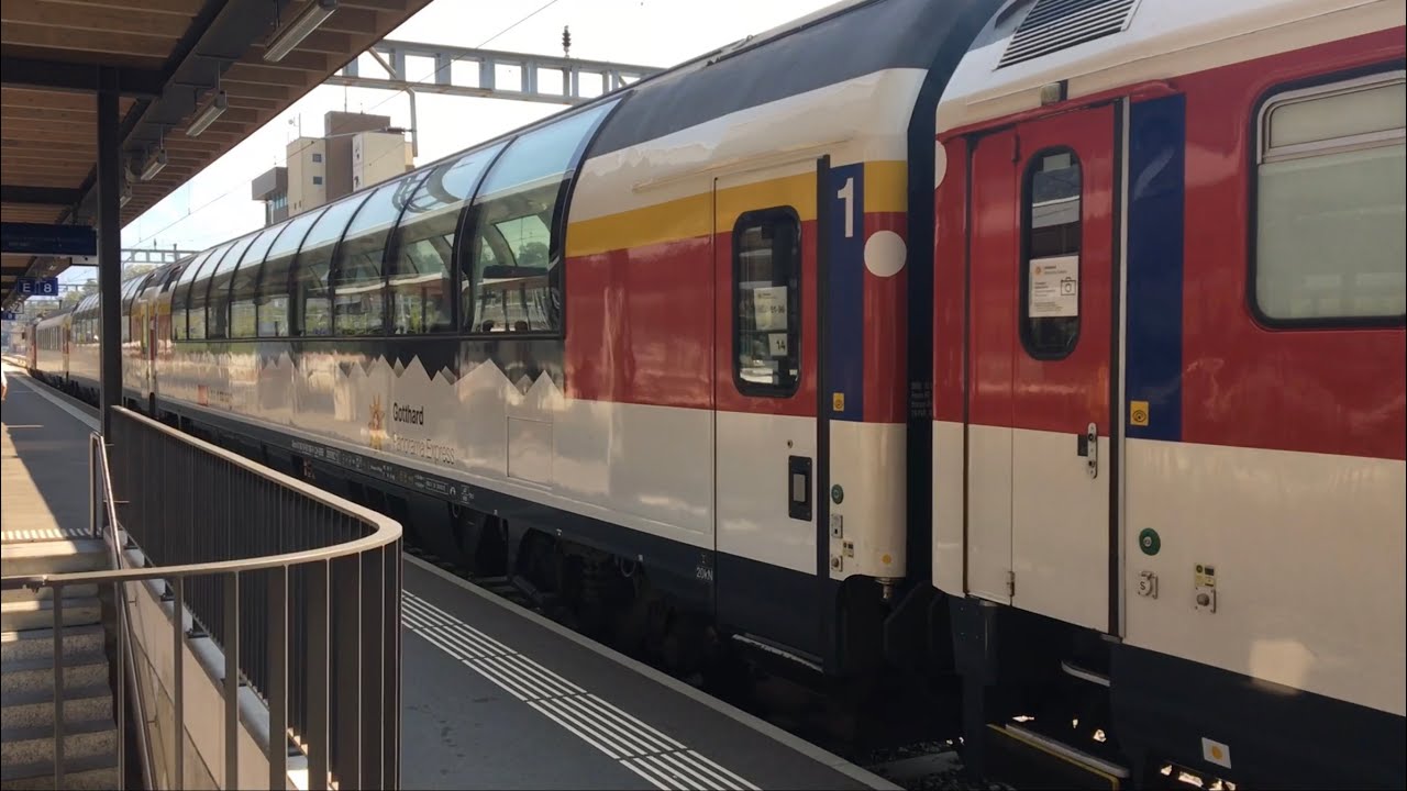 Einfahrt des Gotthard Panorama Express in Arth-Goldau auf Gleis 8