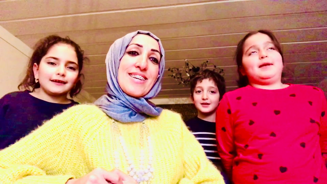 Samen met de leerlingen Emine Belinay Neva Husna en Mehmed