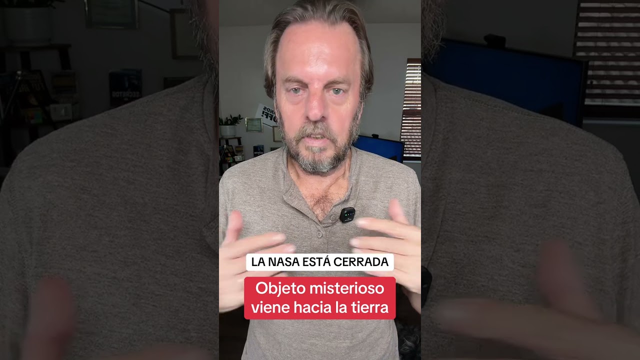 Неопознанный летающий объект, никогда ранее не виденный из-за своего странного поведения, приближ...