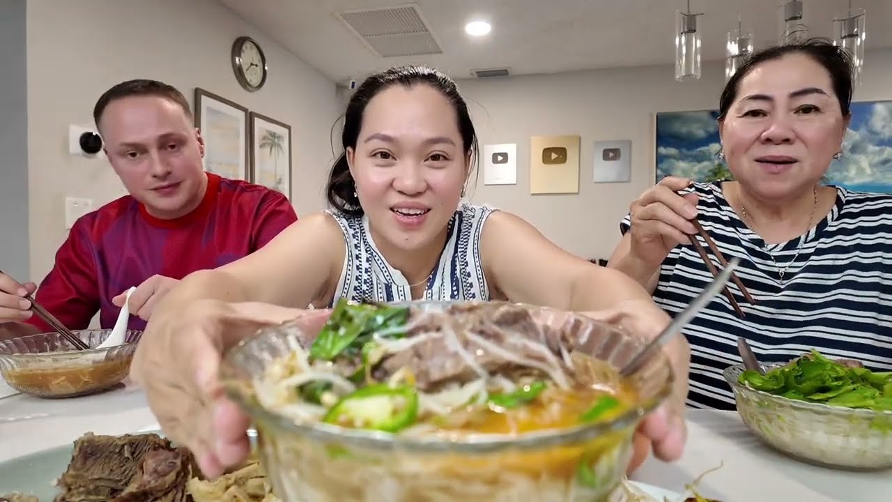 Vlog 2752 ll PHỞ SƯỜN C&Acirc;Y CỦA MẸ NGON Y NHƯ PHỞ TR&Ecirc;N LANDMARK 81 | HOYER FAMILY CUỘC SỐNG MỸ