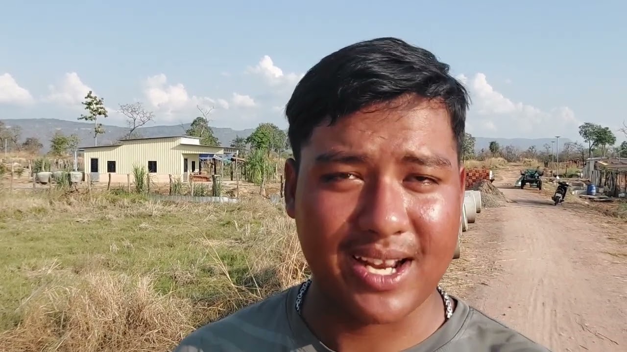ប្អូនច្រឹបក្មួយសារតស៊ូការងារកណ្ដាលថ្ងៃក្ដៅទាំងពីរនាក់