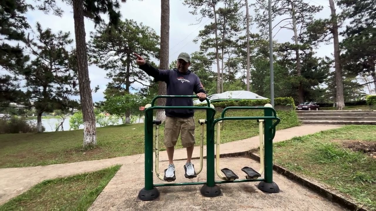 Vietnamese park workout #3 Dalat, Vietnam 