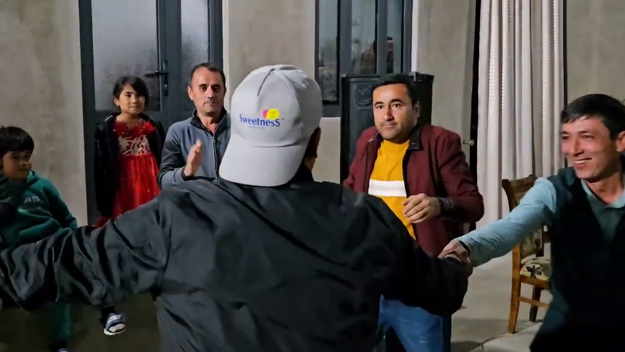 НАМАНГАНДАГИ ТУЙ БУТУН УЗБДА ШОВ-ШУВ БУЛДИ...БУНАКАСИ БУЛМАГАН 1985 ЙИЛ СИНФДОШЛАР ТУЙ КИЛДИ.