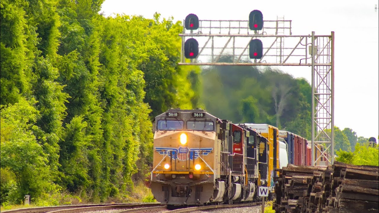 UP AC44CWCTE #5618 leads 153 w/ CN SD75i #5633 trailing 2/4!!!