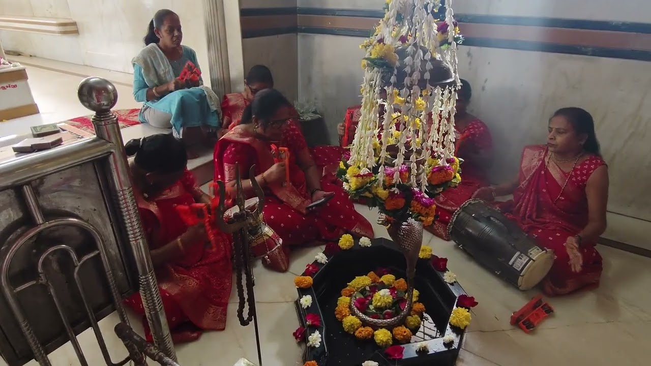 લખેલું છે 🔱 શિવરાત્રી સ્પેશિયલ 🔱શિવજી તારાં મંદિરિયે રોજ મારે 🕉️ વૃંદાવન ભજન મંડળ ડભોલી ગીતા પરમાર 