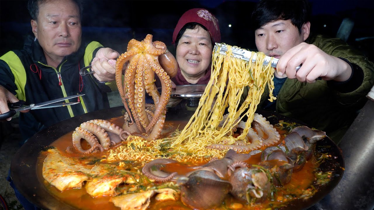 Лапша быстрого приготовления со свежими морепродуктами (Octopus) - шоу еды Mukbang.