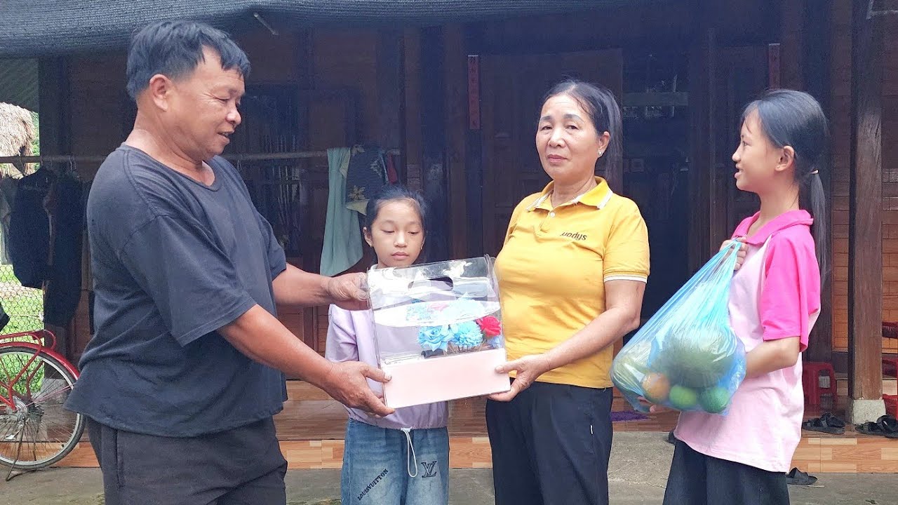 My two nieces helped me grow vegetables and gave gifts to Mrs. Nai on Vietnamese Women's Day.