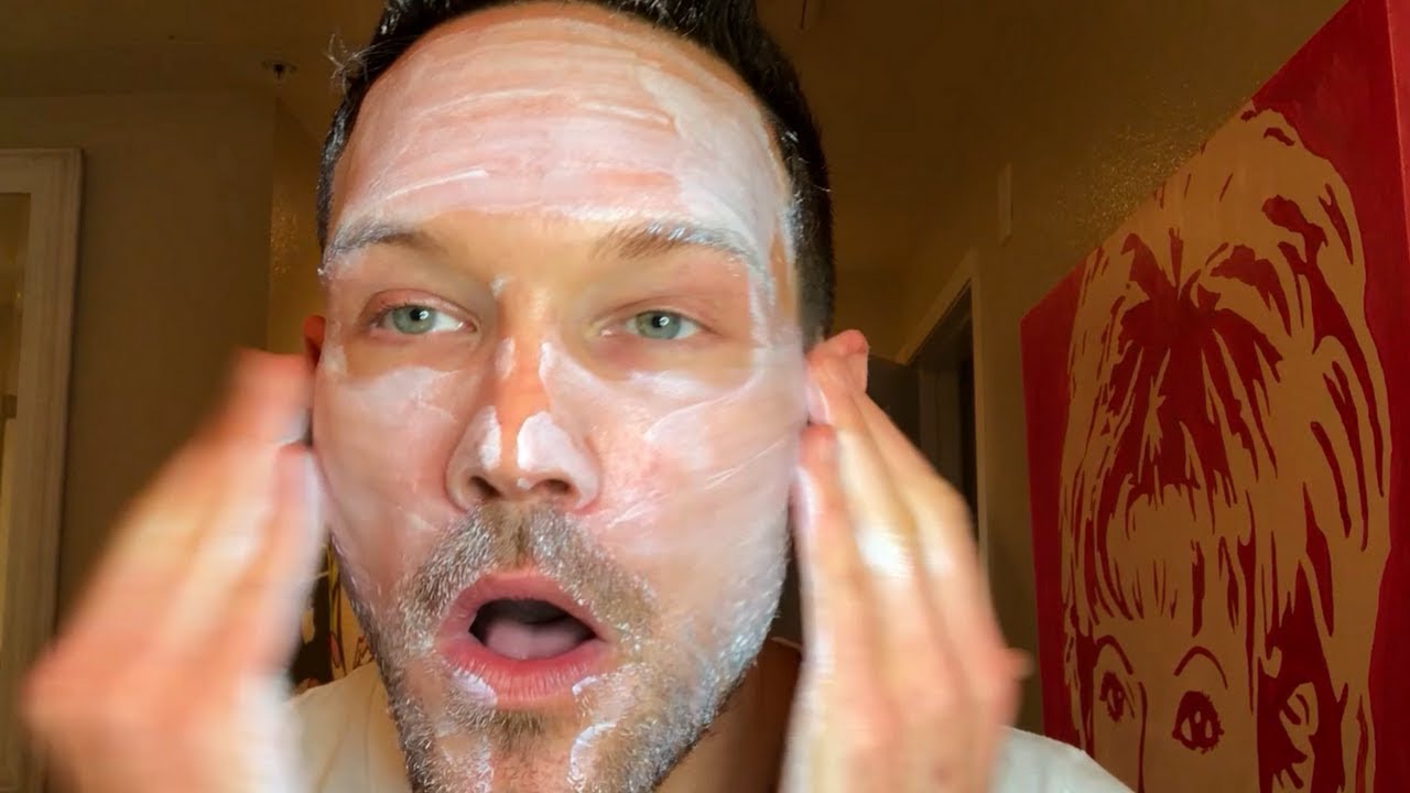 HOW TO APPLY SUNSCREEN TO HELP MINIMIZE PIGMENTATION AND WRINKLES