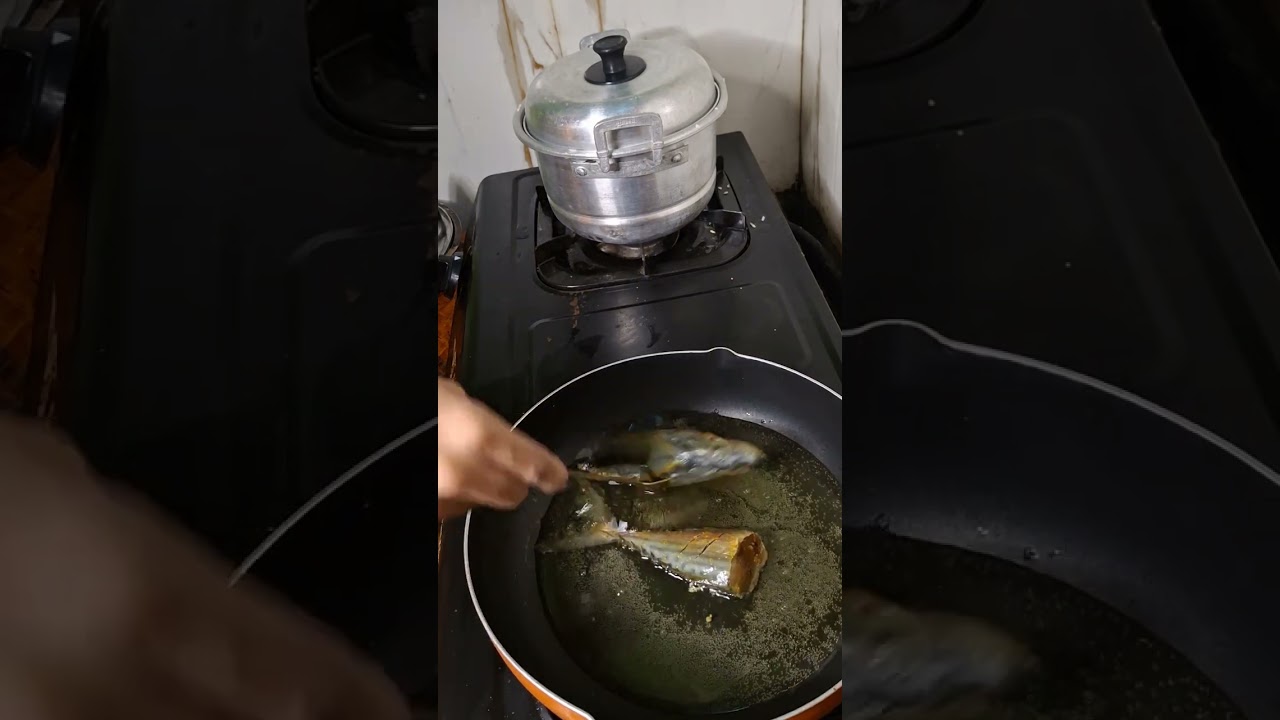 tumis sayur pare,goreng ikan dan juga masak nasi.