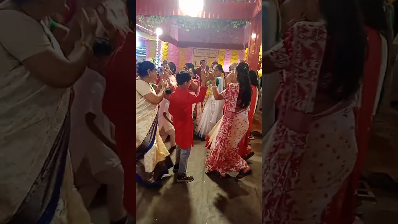 রাধা কৃষ্ণের অনুষ্ঠানে রাধা রা একটু আনন্দ করছে