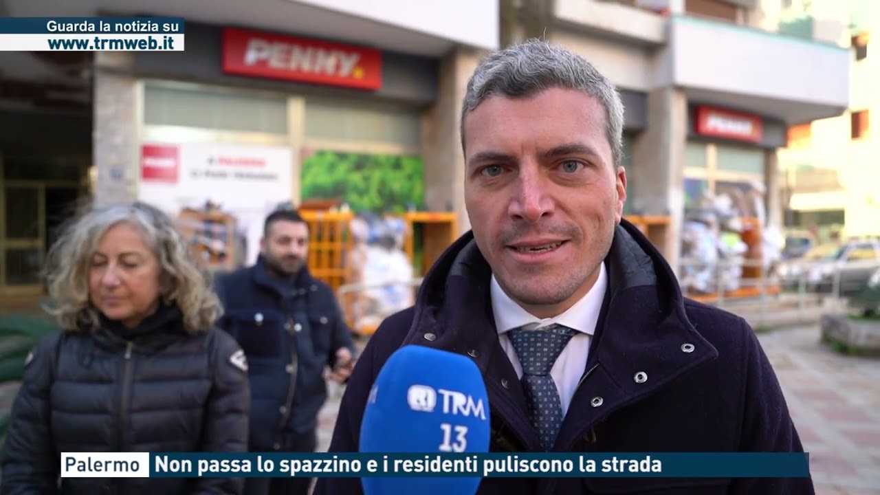 Palermo - Non passa lo spazzino e i residenti puliscono la strada