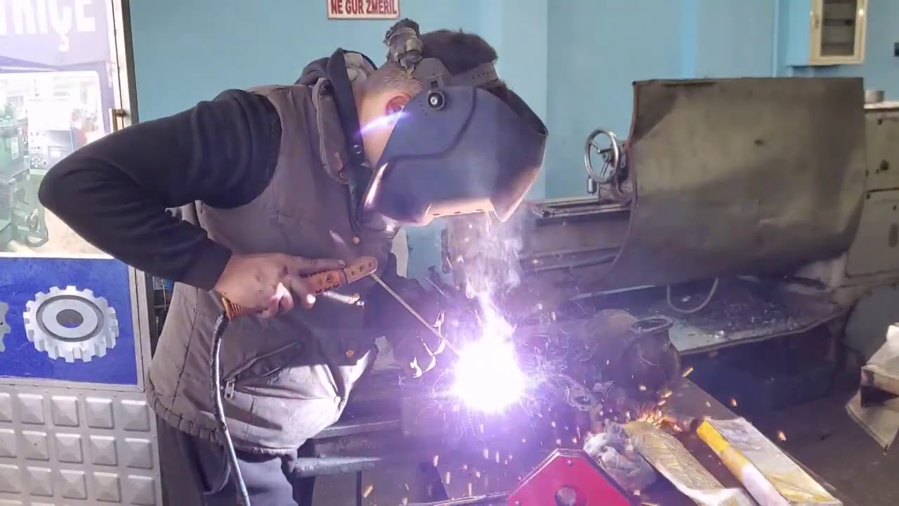 Tornitori m&euml; i vjet&euml;r i Fierit/ Edhe pse ka 10 vite q&euml; ka dal&euml; n&euml; pension, vijon t&euml; punoj&euml;