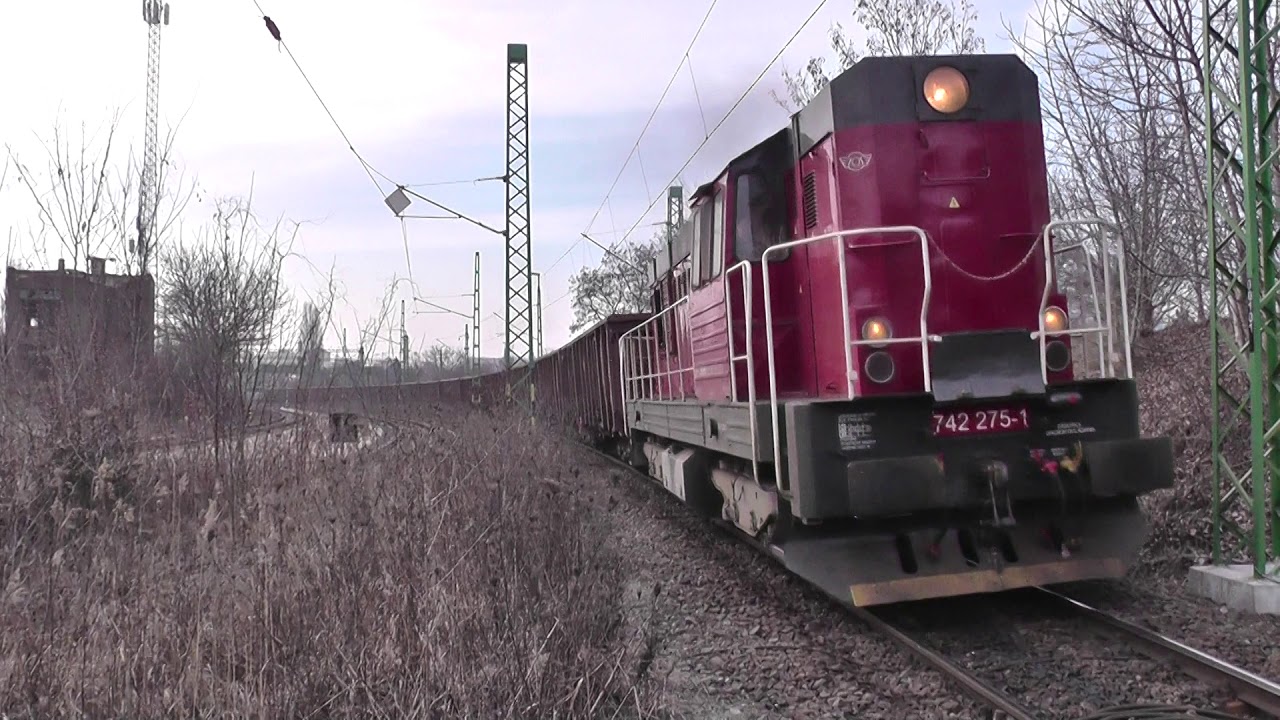Тепловоз 742 (T 466.2) с перегоняемым грузовым поездом