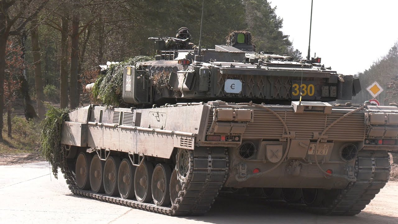Bundeswehr Kampfpanzer Leopard 2 MBT auf dem Truppenübungsplatz Munster