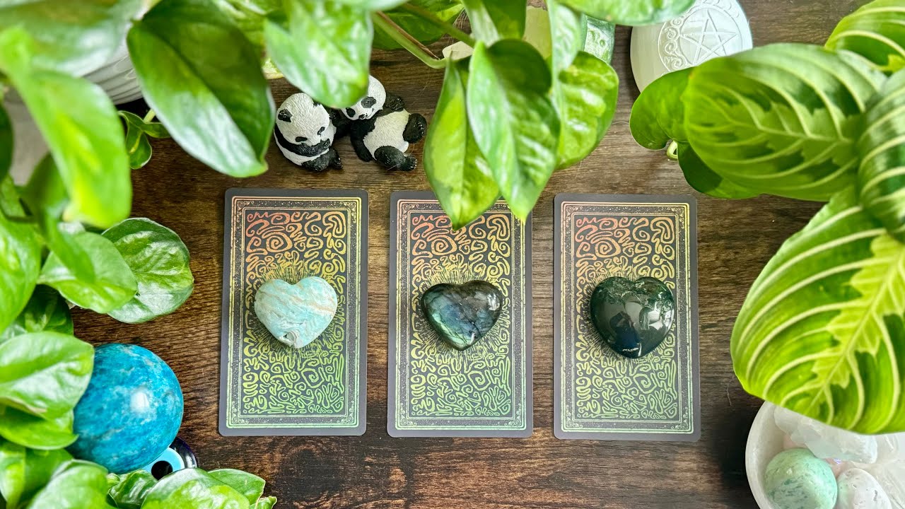Who is coming towards you in LOVE? 🥰 ❤️🌹😘Pick a Card Reading😘🌹❤️🥰